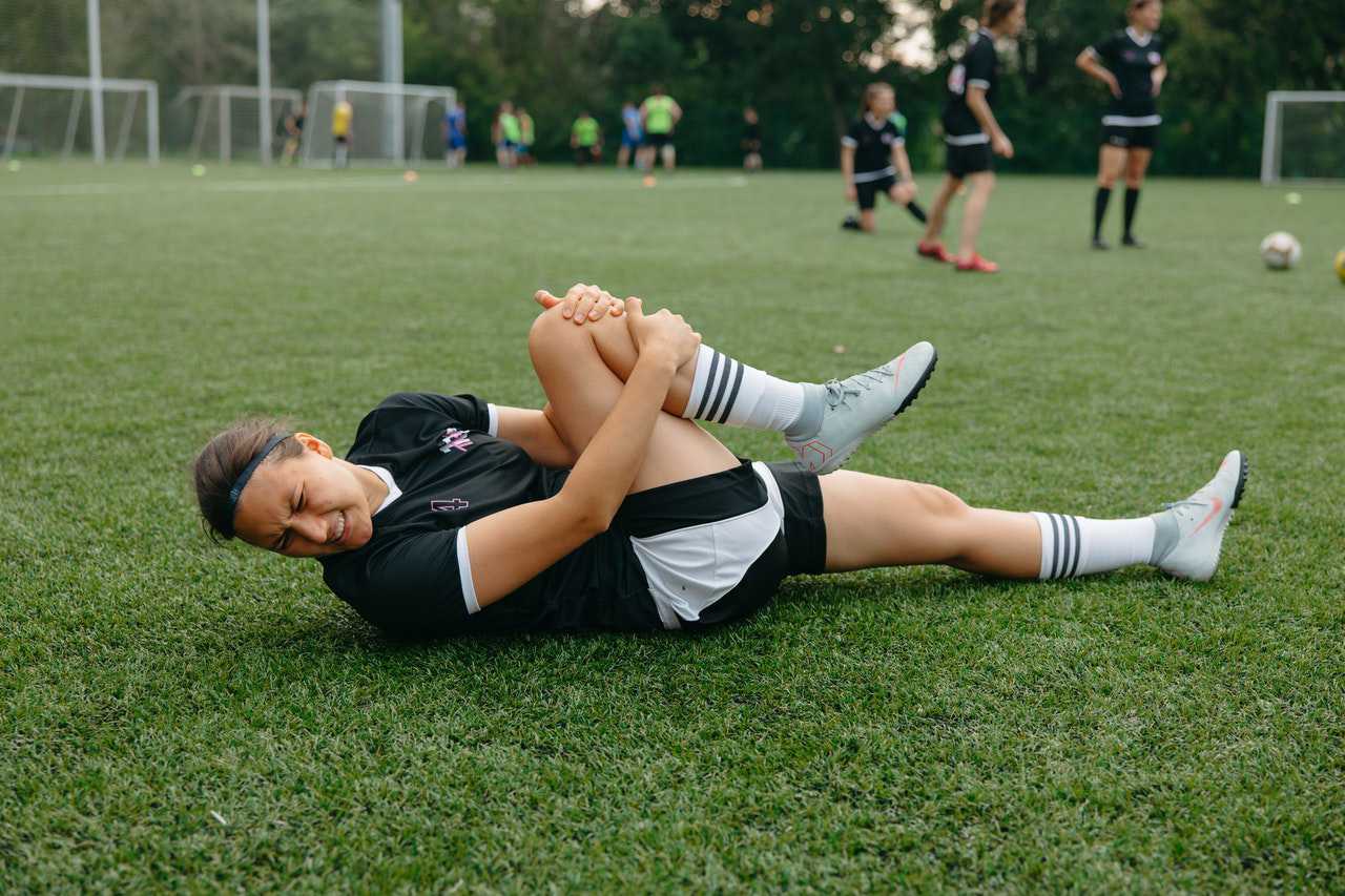 Asegura tu seguridad en el fútbol con nuestros equipos de protección 2 futbol seguro con proteccion adecuada