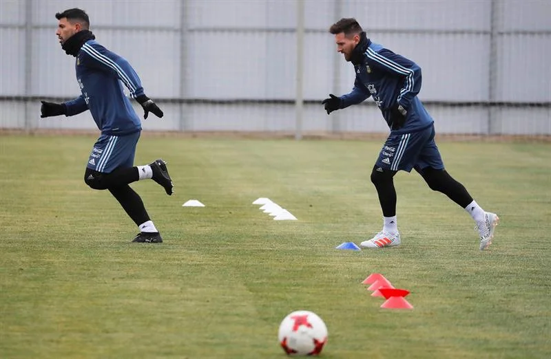 Mallas de fútbol: Importancia y opciones para jugar en equipo 2 jugadores de futbol con mallas